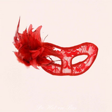 Charger l&#39;image dans la galerie, Le masque Vénitien La Traviata en dentelle chic rouge s&#39;attache avec deux rubans rouge pour s&#39;adapter à toutes les tailles de tête.

