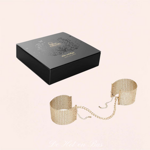La boite Bijoux Indiscret comporte une paire de menotte dorée pour votre tenue sexy.