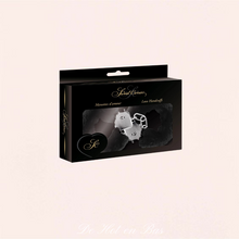 Charger l&#39;image dans la galerie, La paire de menottes en fourrure noire est emballé et envoyé dans une boite en carton de la marque Sweet Caress.
