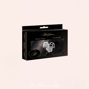 La paire de menottes en fourrure noire est emballé et envoyé dans une boite en carton de la marque Sweet Caress.