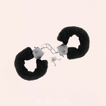 Charger l&#39;image dans la galerie, Les menottes fourrure de couleur noir sont douce et confortable à petit prix.
