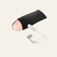 Charger l'image dans la galerie, Branchement par USB pour ce magnifique mini sextoy pour bien débuter vos jeux solo.
