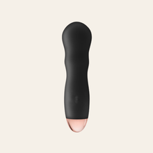 Charger l'image dans la galerie, Le mini vibromasseur Twig de couleur noir va vous procurer énormément de plaisir pour un premier sextoy.
