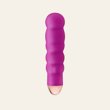 Charger l'image dans la galerie, Mini vibromasseur vibrant et puissant Giggle rose ondulé serra parfait pour votre stimulation vaginale.
