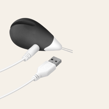 Charger l'image dans la galerie, Vous pourrez facilement recharger votre oeuf vibrant en silicone noir avec le câble fourni avec votre jouet intime de la marque Yoba.
