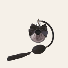 Charger l'image dans la galerie, Le parfum de draps Essence du boudoir de la marque Bijoux indiscret est de haute qualité pour une odeur enivrante de votre pièce et de votre corps.
