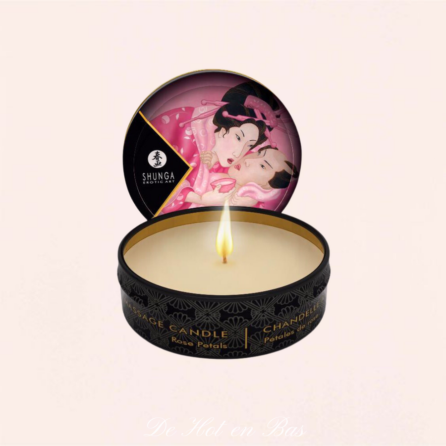 Une bougie de massage dans une boite métallique refermable au parfum aphrodisia, pétales de rose de la marque Shunga, disponible sur notre loveshop en ligne De Hot en Bas.