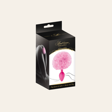Charger l'image dans la galerie, Le plug Sweet Caress en fourrure rose est livré dans un coffret en carton résistant.
