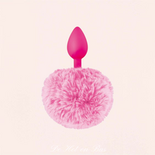 Charger l&#39;image dans la galerie, Vente plug anal en silicone de couleur rose avec fourrure douce synthétique.
