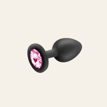 Charger l'image dans la galerie, Plug anal bijou avec une pierre imitation saphir pour donner beaucoup de luxe à votre jouet de la marque Hidden Eden.
