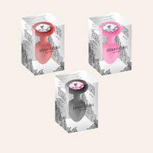 Charger l'image dans la galerie, Ce plug anal rouge silicone est sublimé d'un bijou cristal.
