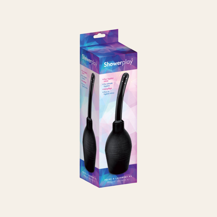 La poire à lavement 8 jets de la marque Showerplay est envoyé dans une poche hygiénique et un coffret en carton coloré de la marque.