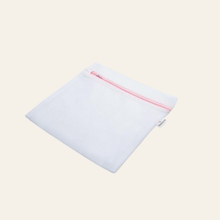 Charger l'image dans la galerie, Le sac de lavage de la marque Obsessive est idéal pour laver votre lingerie délicate an machine à laver.
