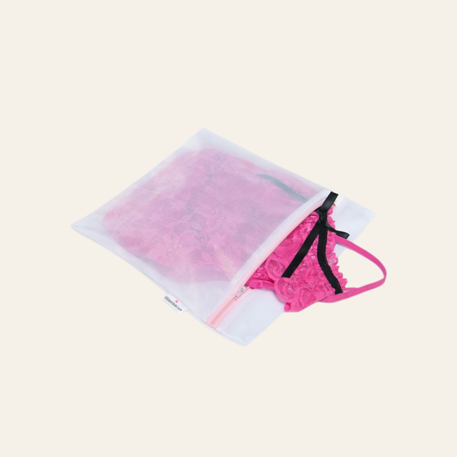 Notre pochon et ou sac de lavage avec tissu épais et fermeture éclair est idéal pour laver votre lingerie fine en dentelle en machine.