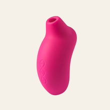 Charger l'image dans la galerie, Petit mais très puissant, ce stimulateur par pulsations sonique de la marque Lelo vous donnera de nombreux orgasmes.
