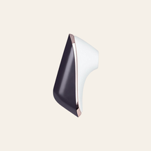 Charger l'image dans la galerie, Le nouveau satisfyer Pro Traveller est un stimulateur clitoridien de voyage qui se glisse discrètement dans n'importe quel sac à main et vous permet d'avoir plusieurs orgasmes à la suite grâce à une stimulation par ondes de pression.
