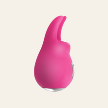 Charger l'image dans la galerie, Le Bunny Vibe vibrant est puissant, il se recharge avec un câble USB et résiste aux éclaboussures.
