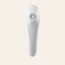Charger l'image dans la galerie, Elégance et originalité pour ce vibromasseur stimulateur blanc qui joue sur 2 plaisirs, il est aussi efficace dans ses fonctionnalités que dans son design épuré, ce modèle blanc est un véritable objet de plaisir.
