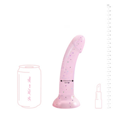 Charger l&#39;image dans la galerie, Vous pouvez comparer votre gode Starlight rose pailleté avec la taille d&#39;un rouge à lèvre ou d&#39;une canette.
