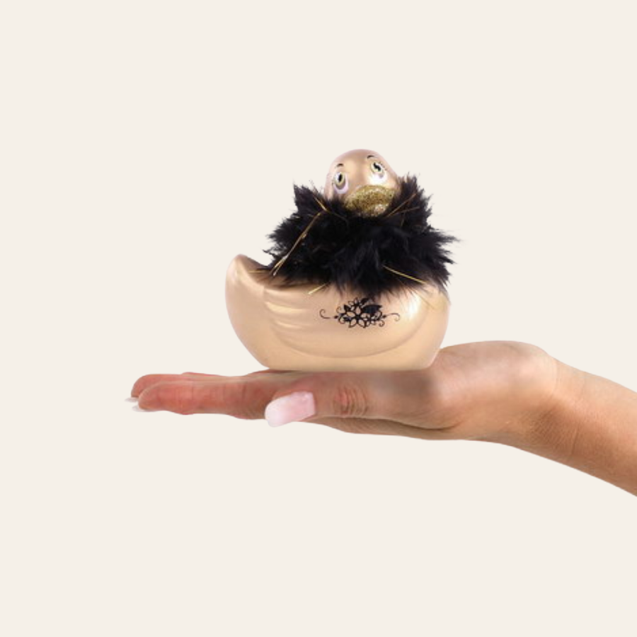 Le plus élégant des canards vibrants, c'est lui : « I Rub My Duckie Paris » avec son boa de plumes et son strass swarovski sur le bec.