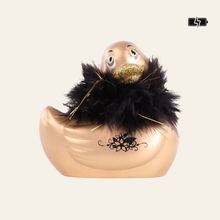 Charger l'image dans la galerie, Canards vibrants. Inutile de présenter le sextoy le plus connu au monde, celui directement inspiré du jouet de bain : le canard vibrant.
