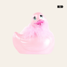 Charger l'image dans la galerie, Le canard rose avec boa amovible est parfaitement doux.
