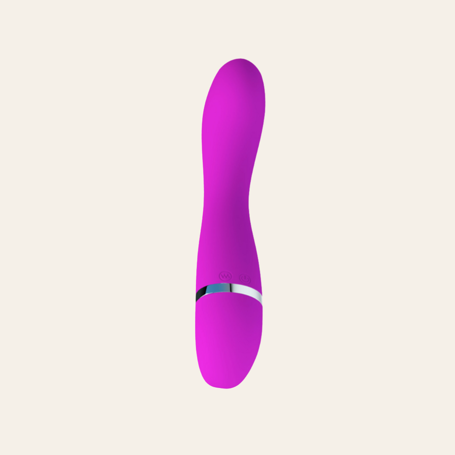 Le vibromasseur Cvelyn est composé d'une tête incurvée lisse en silicone doux de couleur violet.