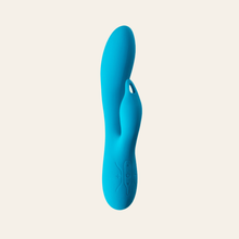 Charger l'image dans la galerie, Ce vibromasseur rabbit avec double ergot deux oreilles en silicone bleu de la collection Dual Vibrator V2 est disponible sur notre loveshop au meilleur prix.
