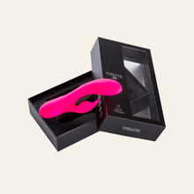Charger l'image dans la galerie, Joli coffret noir de la marque vendu avec ce vibromasseur rabbit en silicone rose pour femme.
