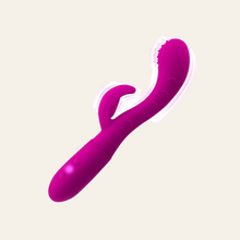 Charger l'image dans la galerie, Pour celles qui aiment passer du bon temps sous la douche, n'hésitez pas, il est waterproof. Ce vibromasseur rabbit point G se recharge par USB, fini les soucis de piles.
