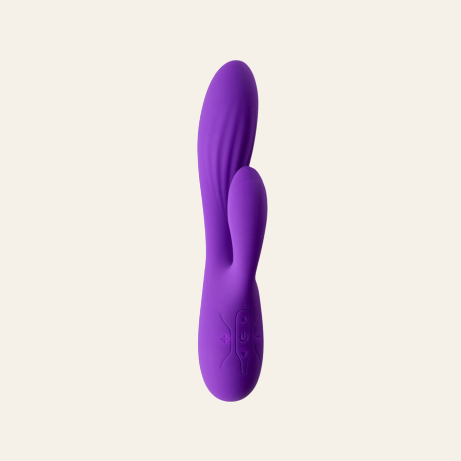 Le vibromasseur rabbit en silicone violet dispose de plusieurs vitesses puissantes.