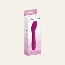Charger l'image dans la galerie, Dans un silicone de très haute qualité, sa douceur est exemplaire. Avec une tête légèrement incurvée, ce vibromasseur sera très performant pour la stimulation vaginale comme celle du point G.
