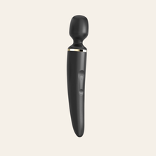 Charger l'image dans la galerie, Le stimulateur wand de la marque Satisfyer est parfait pour vos moments intimes seule ou à plusieurs.

