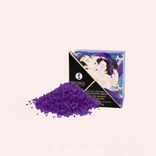 Charger l&#39;image dans la galerie, Sel de bain parfumé aux fruits exotiques va parfumé et coloré votre bain en violet.
