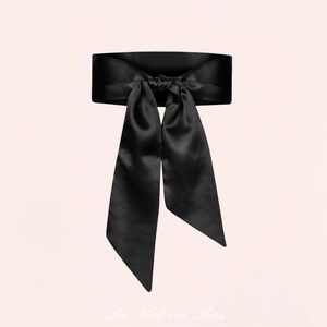 Bandeau en satin noir brillant à petit prix disponible dans le coffret BDSM sur notre loveshop en ligne www.dehotenbas.com
