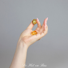 Charger l&#39;image dans la galerie, Voici des petites boules magiques, une fois au contact de la chaleur de votre main, elles se transforment en huile de massage chauffante.

