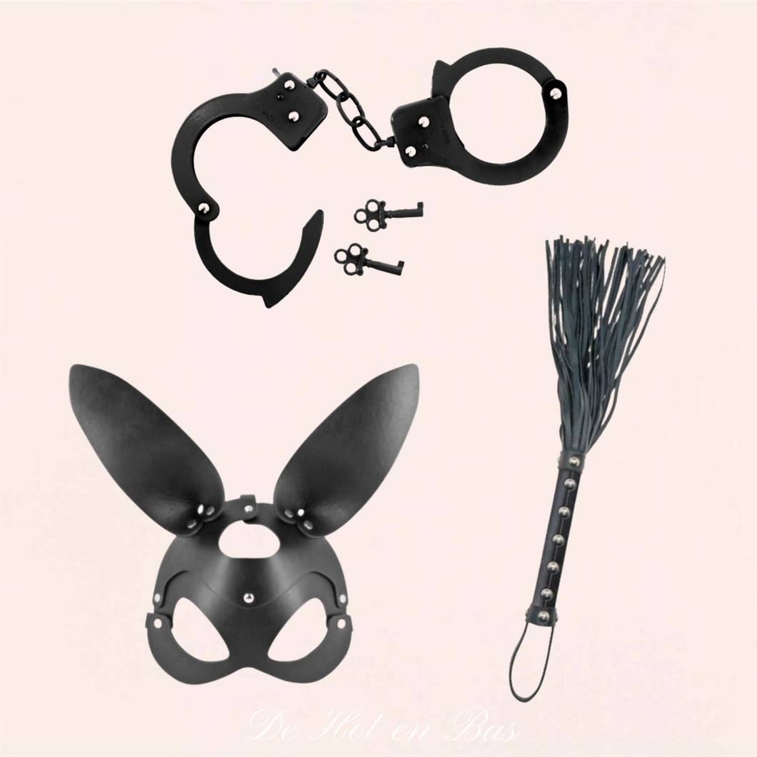 Le coffret initiation SM contient un masque bunny en simili cuir, une paire de menottes en métal et un fouet imitation cuir noir.