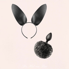 Charger l&#39;image dans la galerie, Le coffret lapine coquine est composé d&#39;un serre tête bunny et un plug pompon noir.
