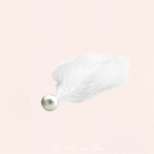 Charger l&#39;image dans la galerie, Joli plumeau avec boule imitation perle d&#39;eau douce blanche disponible dans le coffret de mariage Happily Ever After.
