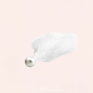 Joli plumeau avec boule imitation perle d'eau douce blanche disponible dans le coffret de mariage Happily Ever After.