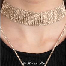 Charger l&#39;image dans la galerie, Le collier Emma est composé de strass de couleur doré de haute qualité pour un collier parfaitement magnifique.
