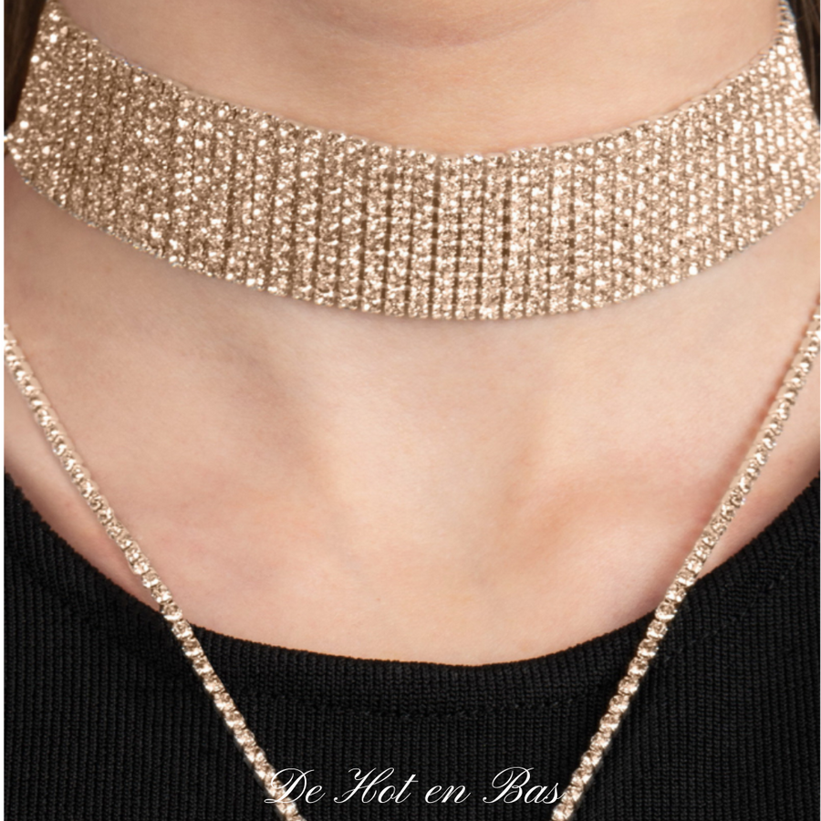 Le collier Emma est composé de strass de couleur doré de haute qualité pour un collier parfaitement magnifique.