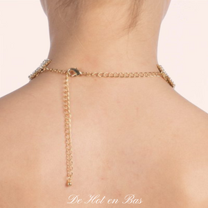 Le collier emma or et strass est réglable pour s'ajuster parfaitement à votre corps.