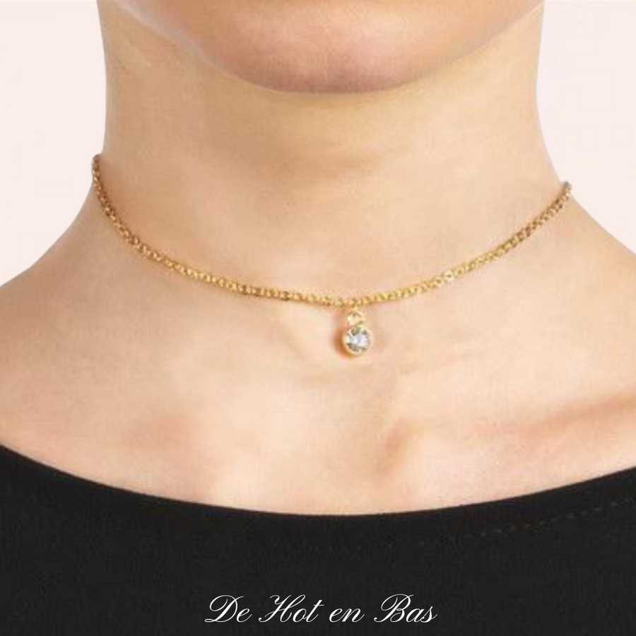 Le collier doré Strass Lise est très discret à l'avant et très sensuel à l'arrière avec un effet drapé.