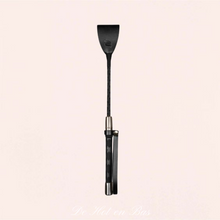 Charger l'image dans la galerie, Cravache de la marque Obsessive est un accessoire sexy pour vos moments BDSM avec votre partenaire.
