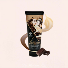 Charger l&#39;image dans la galerie, Crème de massage délectable parfum chocolat noir qui rendra votre peau et celle de votre partenaire douce et hydratée.
