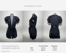 Charger l&#39;image dans la galerie, Notre mannequin en plastique gris porte le déshabillé noir de la collection Lana. Il est aussi disponible en taille L/XL, n&#39;hésitez à venir découvrir nos mesure pour correctement choisir votre taille.
