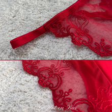 Charger l&#39;image dans la galerie, La culotte de cet ensemble de lingerie en dentelle transparente rouge à motif baroque est parfaite pour mettre vos hanches en valeurs.
