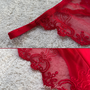 La culotte de cet ensemble de lingerie en dentelle transparente rouge à motif baroque est parfaite pour mettre vos hanches en valeurs.