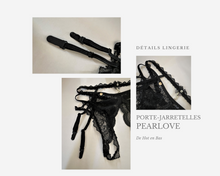 Charger l&#39;image dans la galerie, Détails de notre lingerie, porte-jarretelles noir ouvert de la collection Pearlove.
